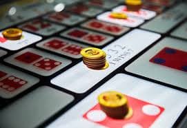 Simbol daun emas pada slot futuristis